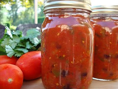Pyszne domowe przetwory: słodkie pomidory w puszce