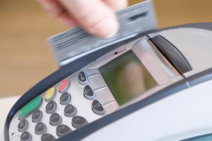 Jak mogę sprawdzić saldo na karcie Savings Bank przez Internet, SMS lub bankomat?