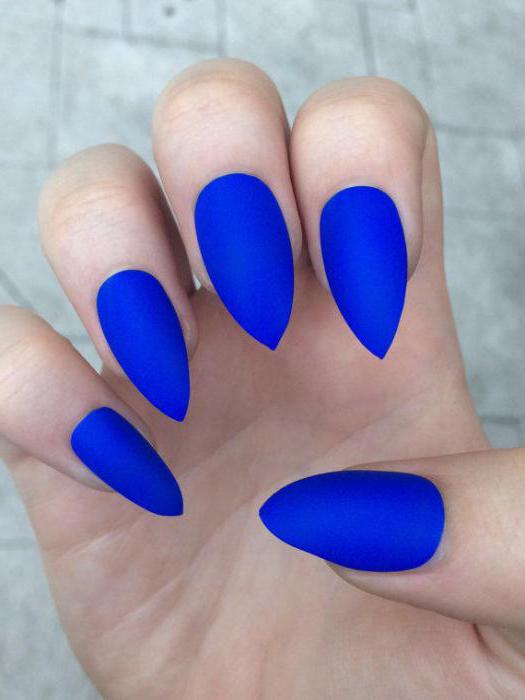 niebieski matowy manicure