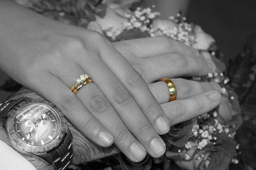 Pierścionek zaręczynowy - na której ręce jest noszony?
